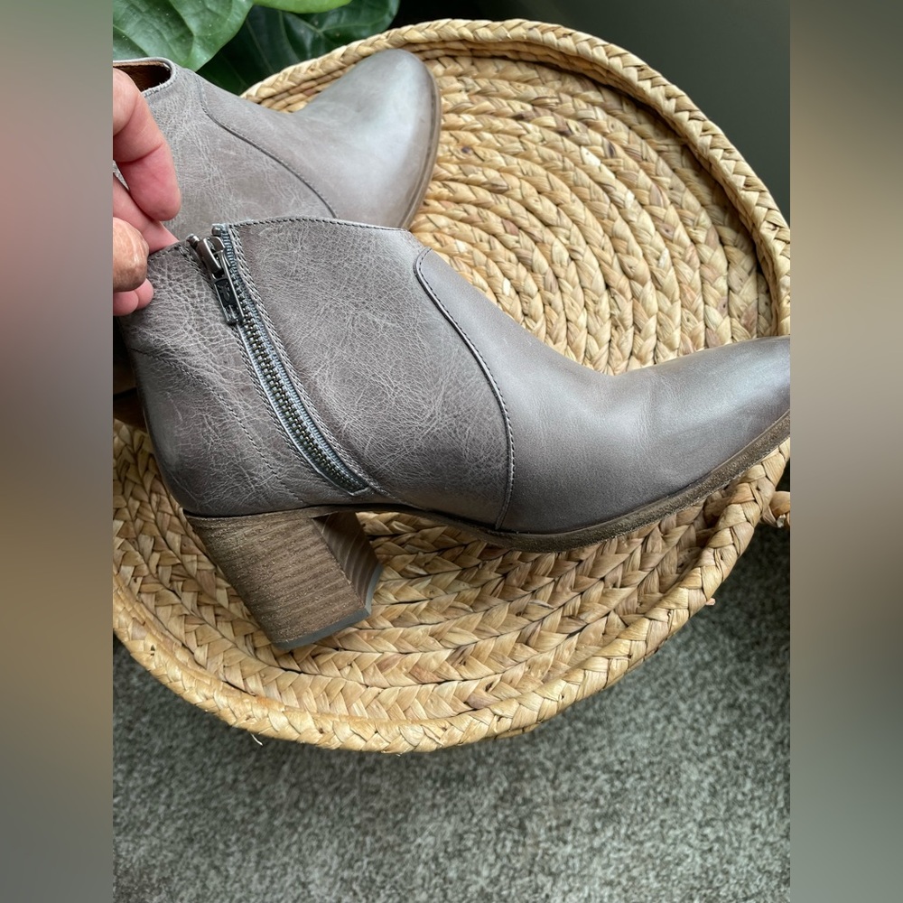 Frye Nora Bootie in like new condition SZ 8.5 leather 3’ heel grey - Picture 5 of 13